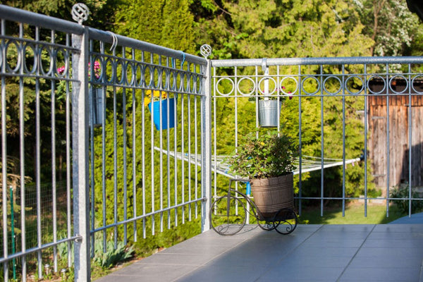 Geländer Belluno über Eck montiert an Terrasse | Feuerverzinkt
