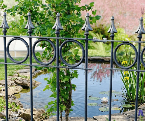 Comment bien installer une clôture à emboîter – pour délimiter efficacement votre étang et votre piscine