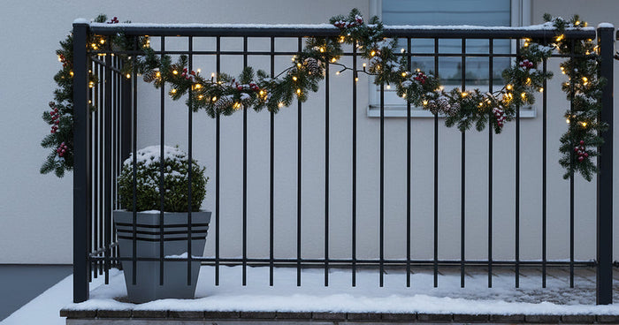 Décoration de Noël festive pour clôture & garde-corps : Ainsi, vous décorez votre maison avec style et par tous les temps