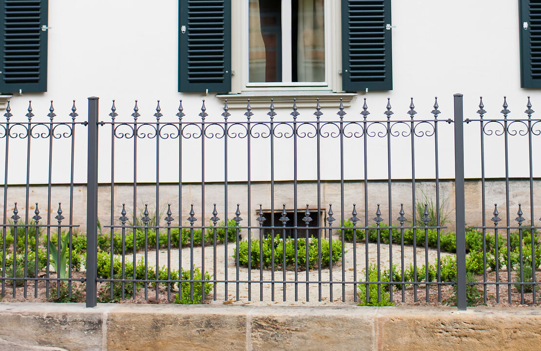 Clôture métallique haut de gamme ou clôture à double fil : quelle solution est vraiment la plus intéressante ?