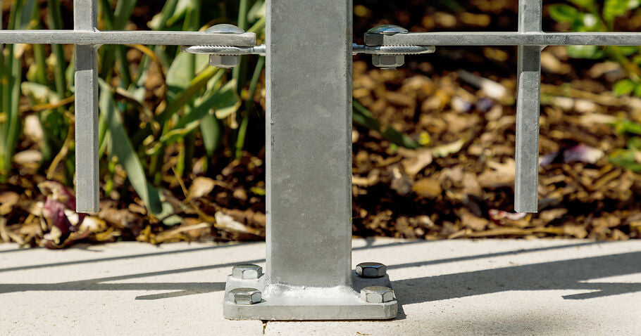 Vaut-il mieux sceller les poteaux de clôture dans le béton ou les visser ? Une comparaison.