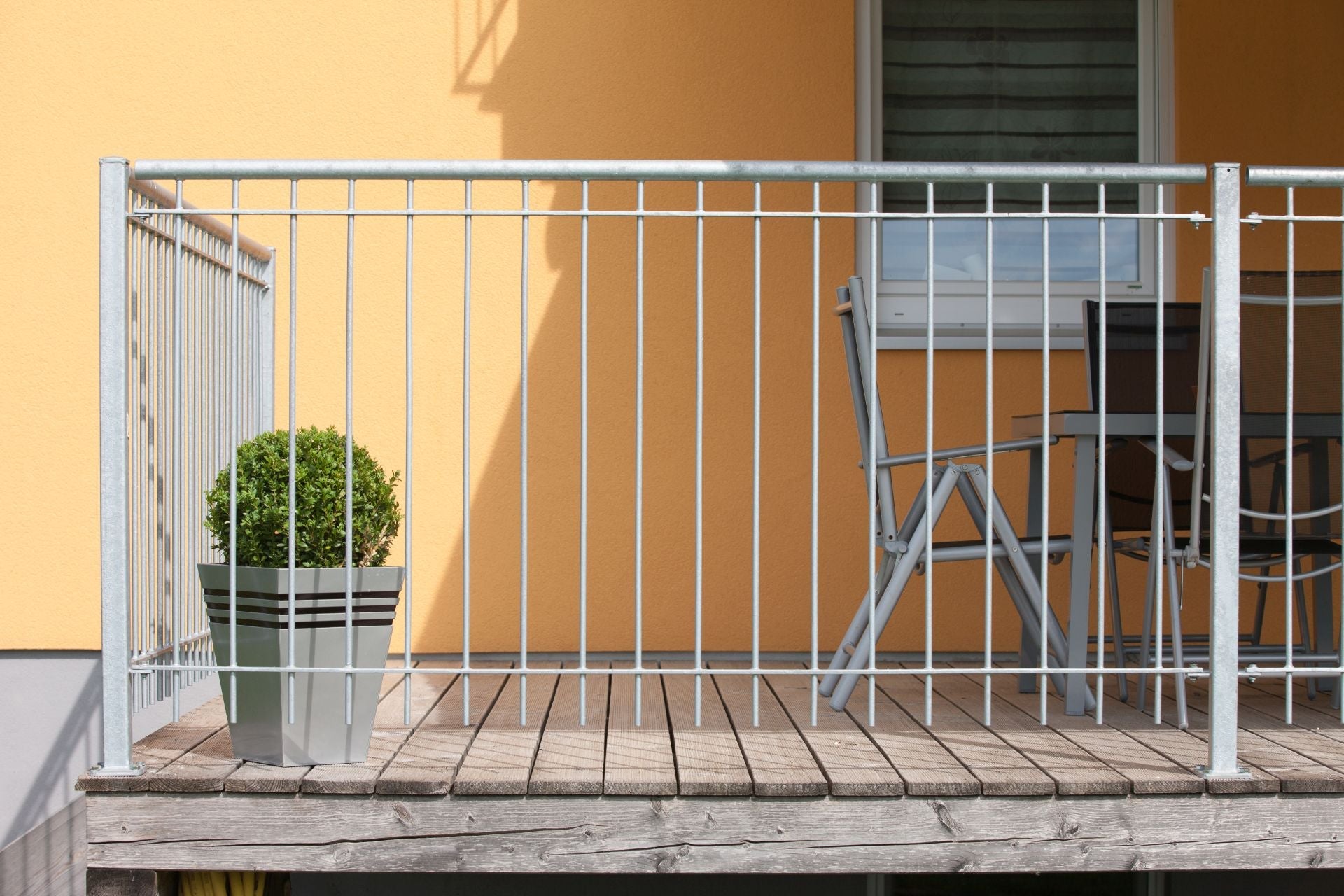 Gelaender Ancona auf Holzterrasse vor gelben Haus | Feuerverzinkt