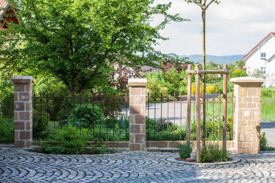 Zaun Belluno zwischen Steinpfosten als Hofabgrenzung montiert | Unbeschichtet