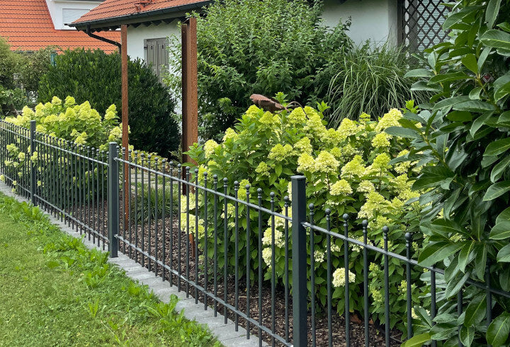 Zaun Ancona vor einem Garten | Pulverbeschichtet Anthrazit