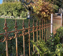 Zaun Lucca höhenversetzt montiert in einem herbstlichen Garten | Unbeschichtet