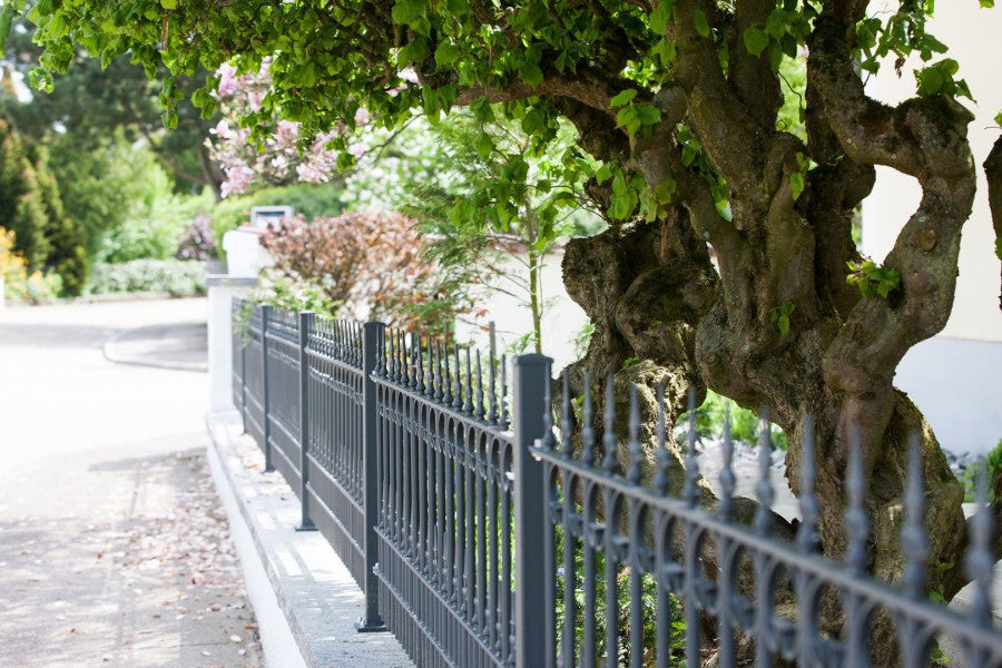Zaun Lucca als Grundstücksgrenze an einer Straße neben einem großen Baum | Pulverbeschichtet Anthrazit