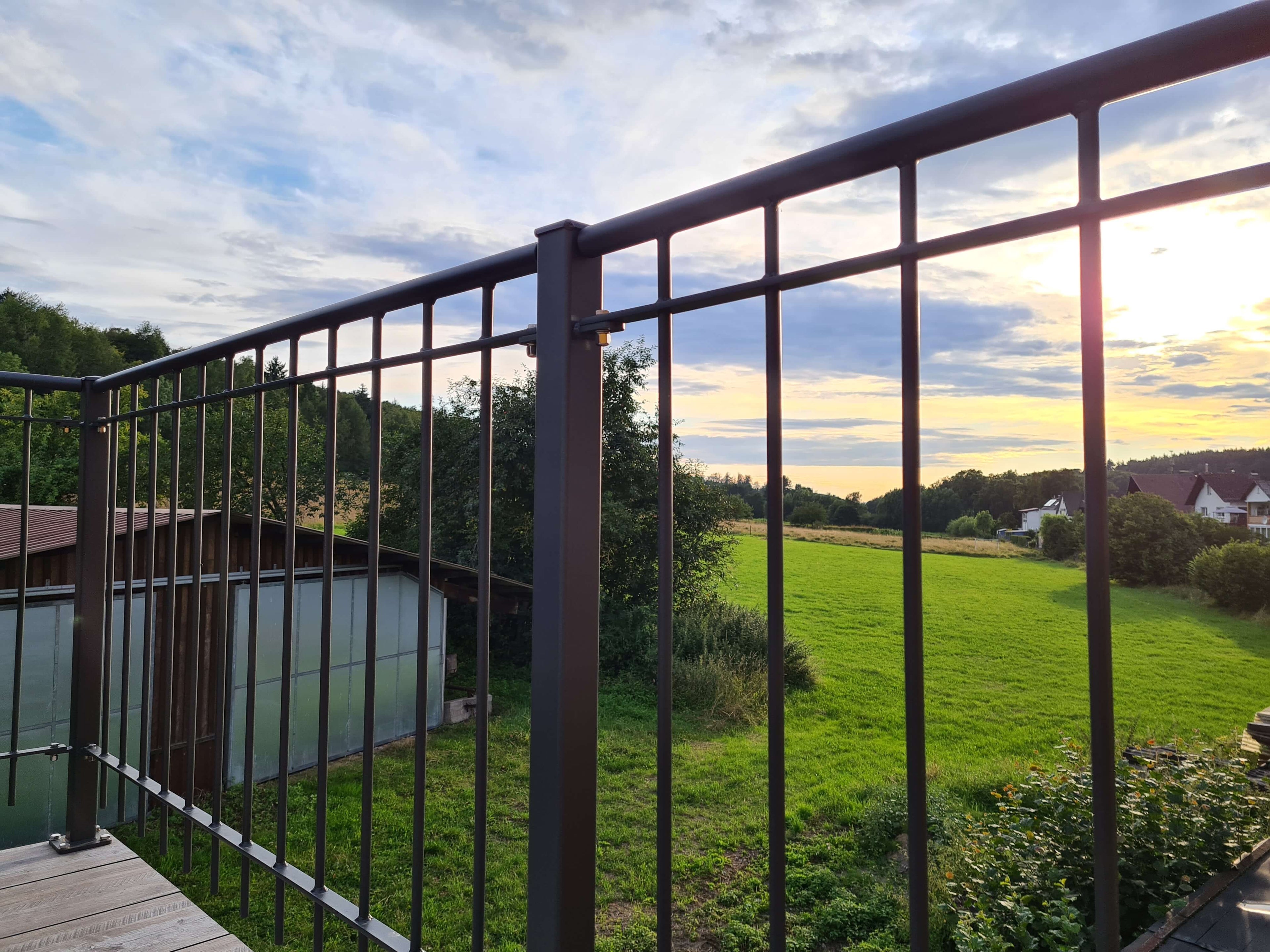 Geländer Ancona auf Terrasse vor Wiesenlandschaft | Pulverbeschichtet Anthrazit